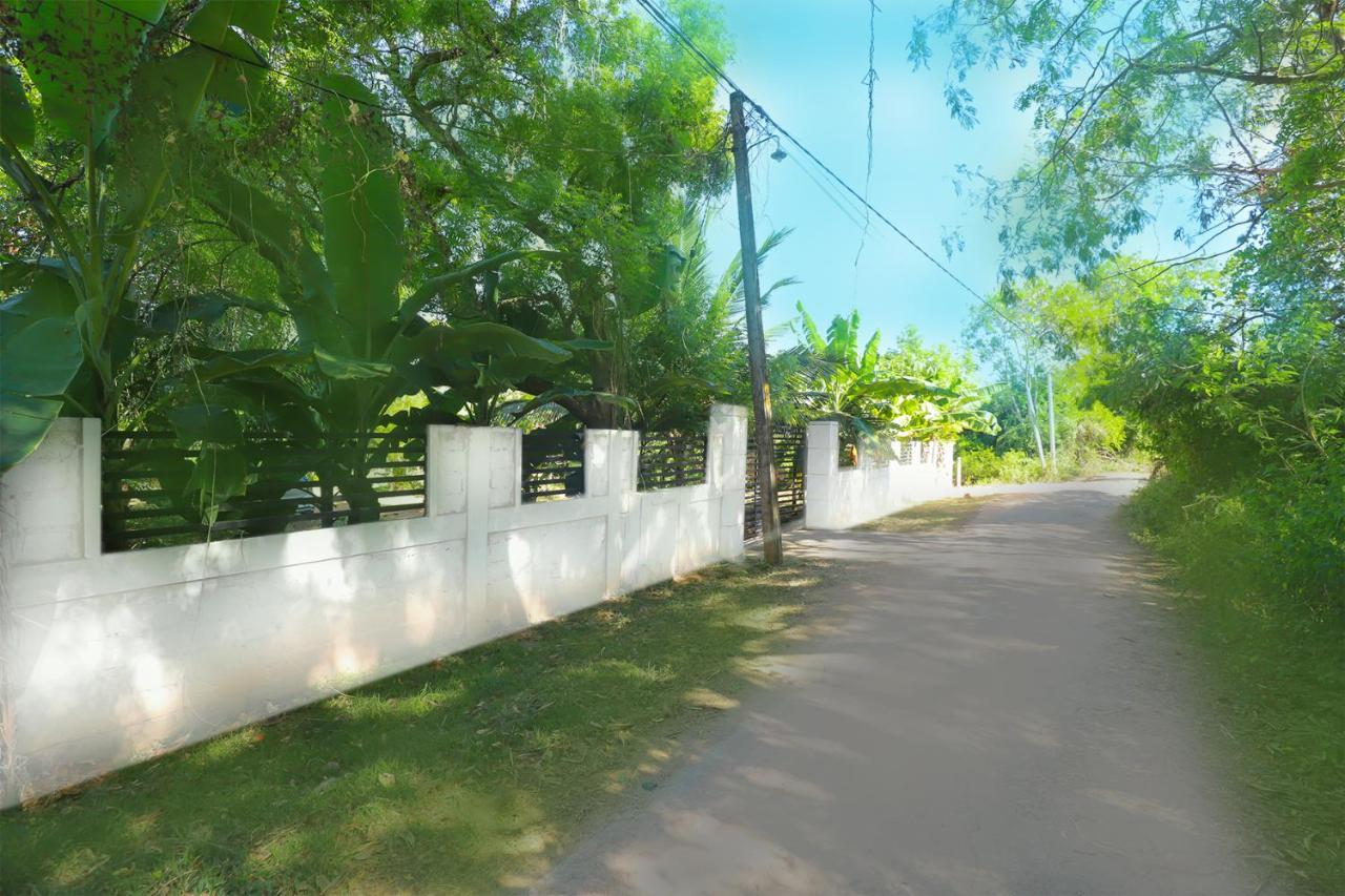 Lake Scape Yala Safari Inn Tissamaharama Exterior foto